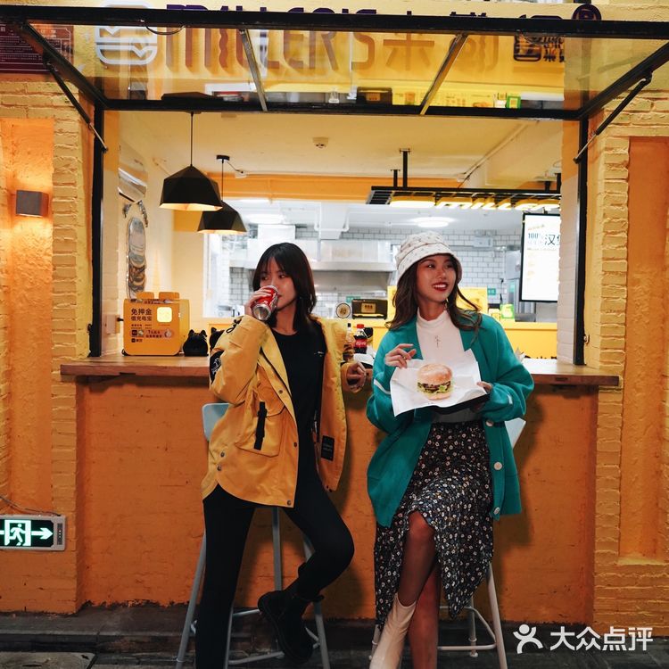 新店首发｜潮复古美式街头汉堡！足足6层肉饼！
