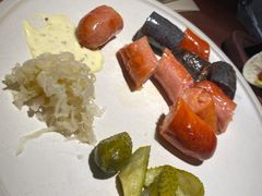 烤肠拼盘配酸黄瓜-West10 西拾·西餐厅·创意菜(未来科技城店)