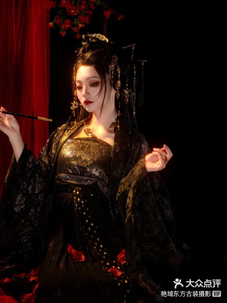 打开app查看高清大图 艳域东方古装摄影 4月2日 19:50 关注 暗黑女王