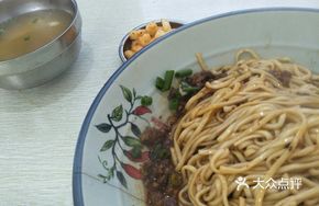 Sichuan Dry Noodles with Meat Sauce