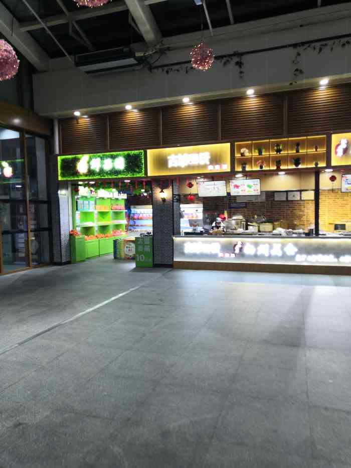 正谊服务区停车场"中秋回家,路上太堵下来扬州服务站休息休息.