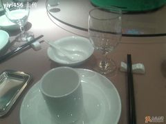 餐具（碗跟茶杯都是超大的）-新南华大酒店(广中店)
