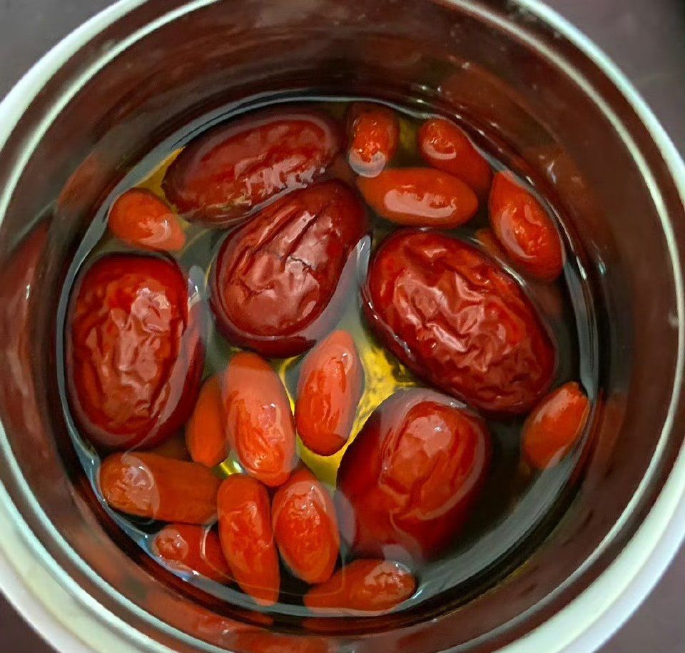 保温杯里泡红枣枸杞会爆炸?