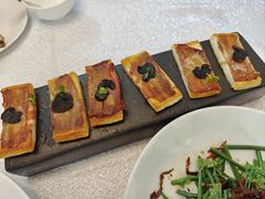 黑松露锅贴乳饼-云腾食府·云南菜