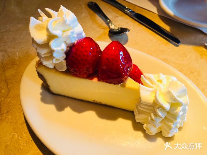 the cheesecake factory 芝乐坊餐厅(迪士尼小镇店)鲜草莓芝士蛋糕