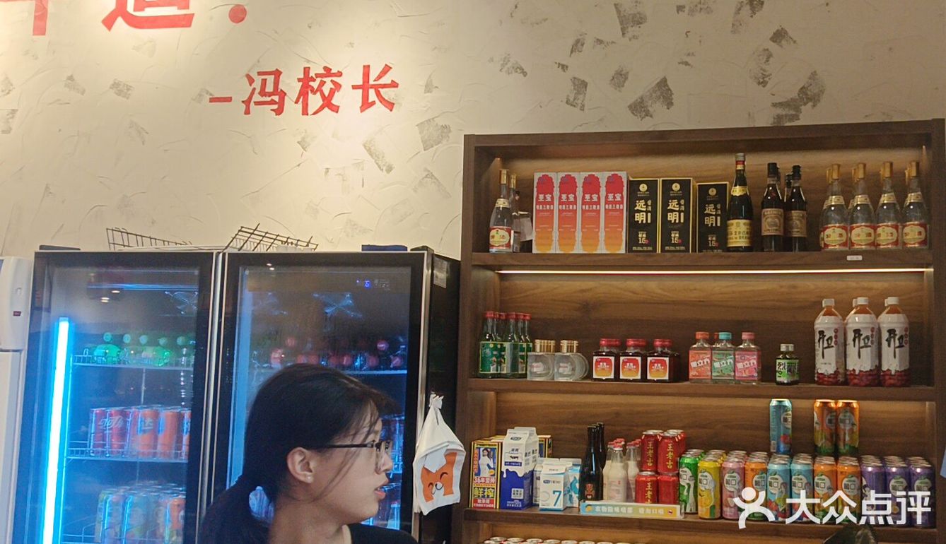 尤其是他们的特色火锅，汤底浓郁，食材新鲜