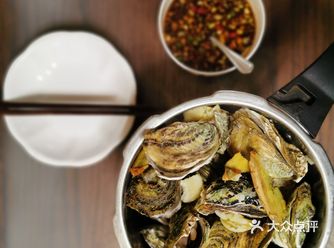 主菜烹制：高压锅生蚝近期流行的吃食，蚝壳用毛刷洗净