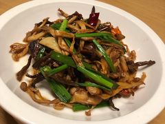 橄榄油炒野山菌-关东小磨东北菜(上海长风大悦城店)