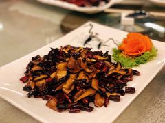 青椒炒牛肝菌-蔼若春.传承三十年云南菜(金碧公园店)