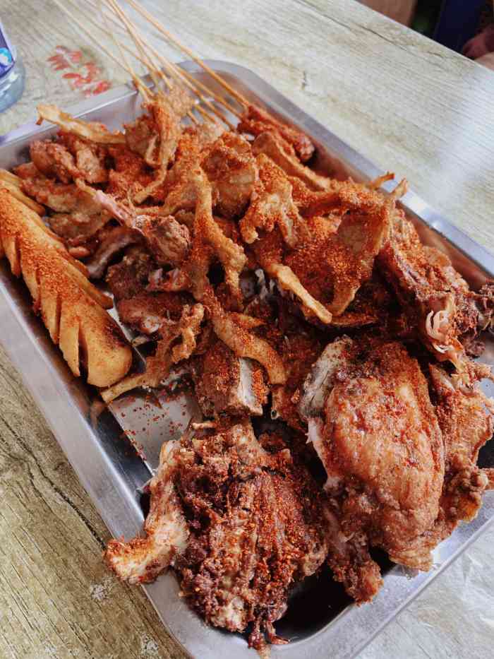 荆江鸡架城-"在包道市场旁边的小店,各种炸鸡架,炸串,.