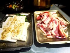 鲜拌肥牛-围炉肉舍•炭烤活鳗•丹东海鲜烤肉(步行街店)