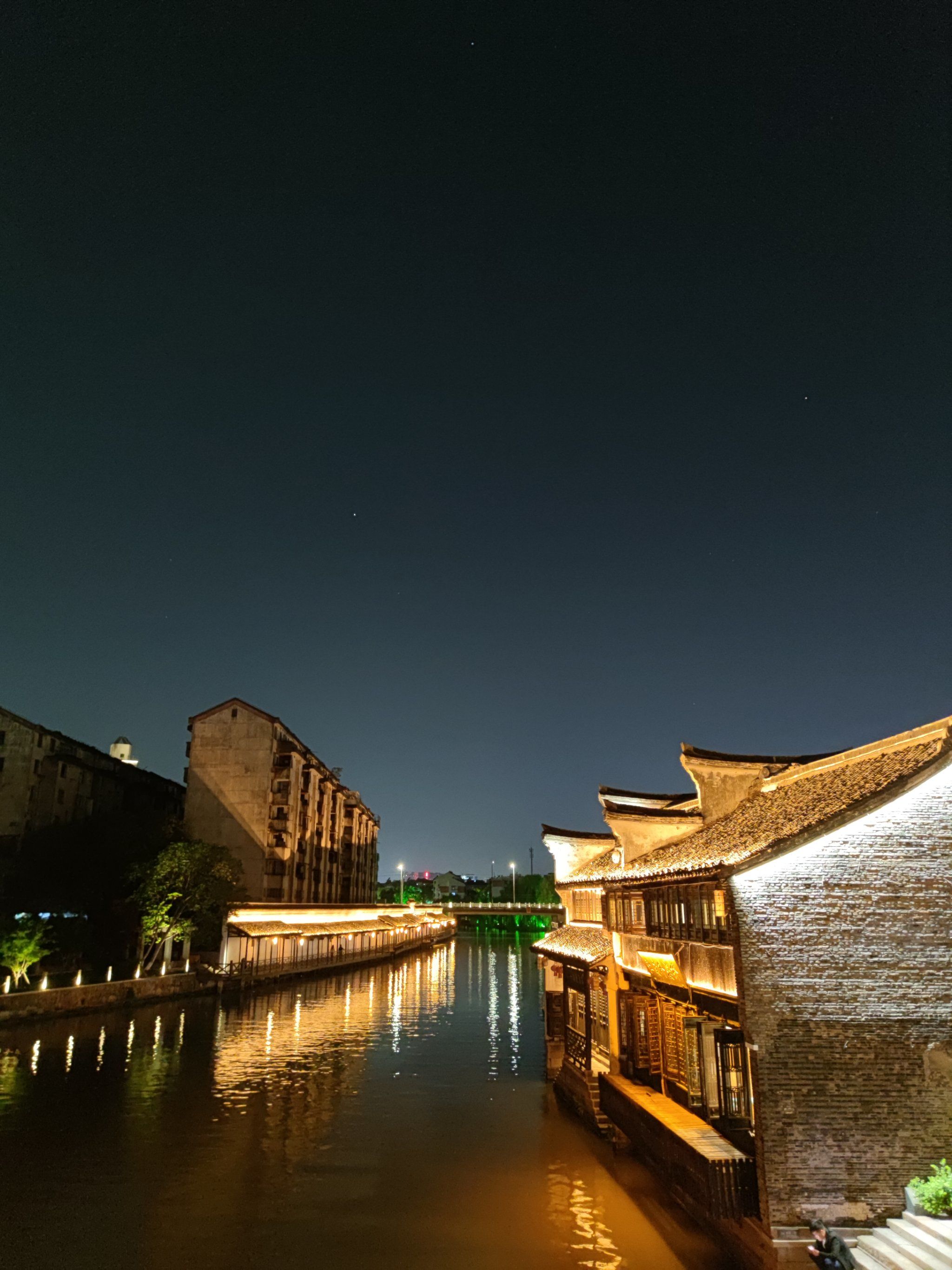 0元玩转这座城 
在嘉兴玩到了晚上,逛到月河,夜景很美丽,当地炔也