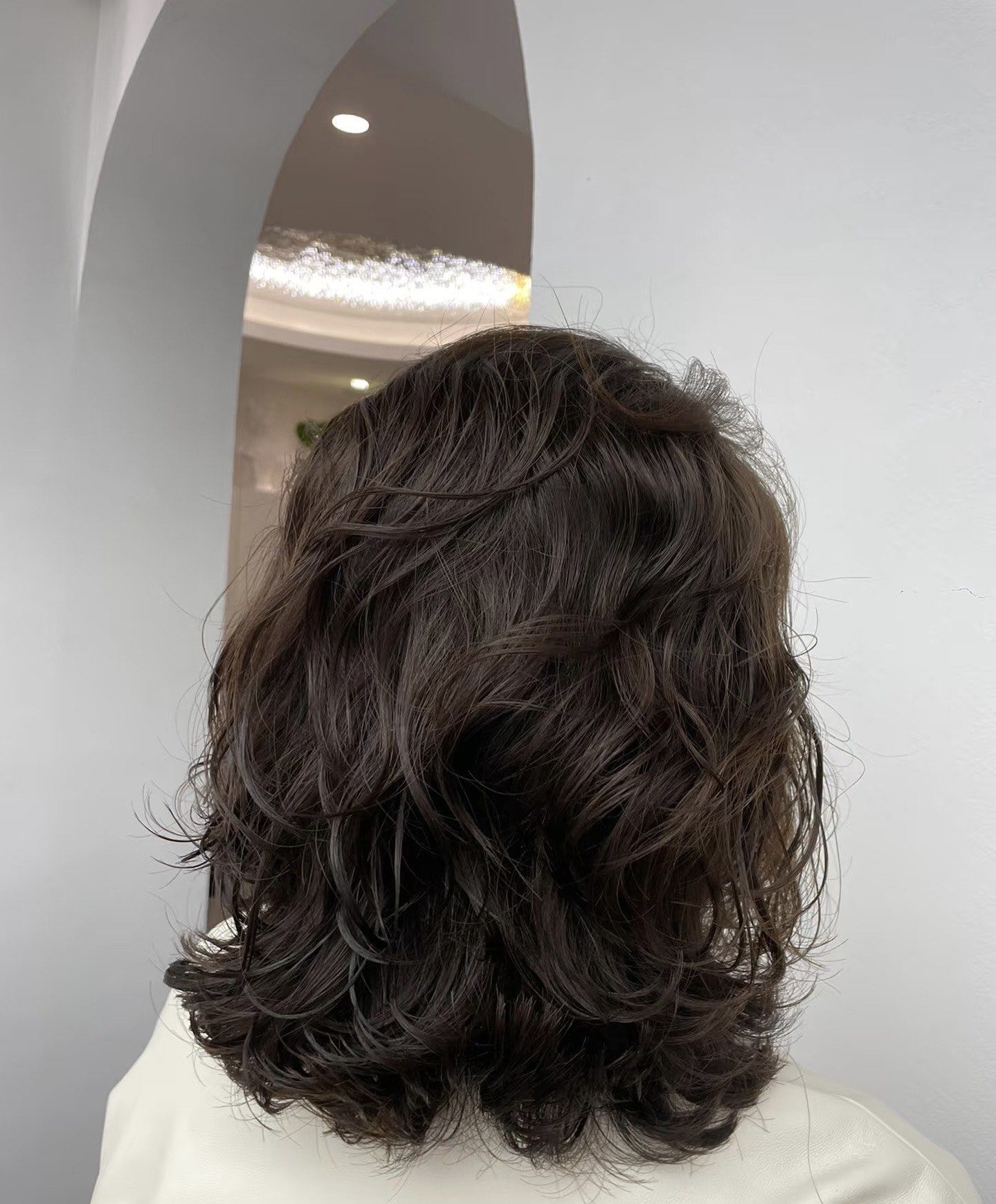 烫发 微卷长发演绎复古风情,如画卷中的佳人般优雅