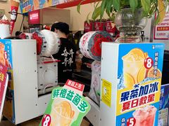 -蜜雪冰城(万达广场外B号门门口外集装箱店)