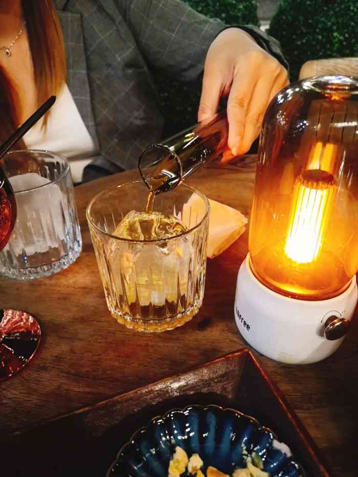 位于世贸天阶楼下的小酒馆疫情得到控制了时隔半年第一次喝酒点了