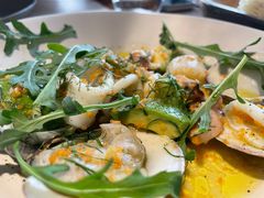 温热海鲜沙拉配牛油果-Mercato莫卡多露台餐厅与酒吧(K11店)