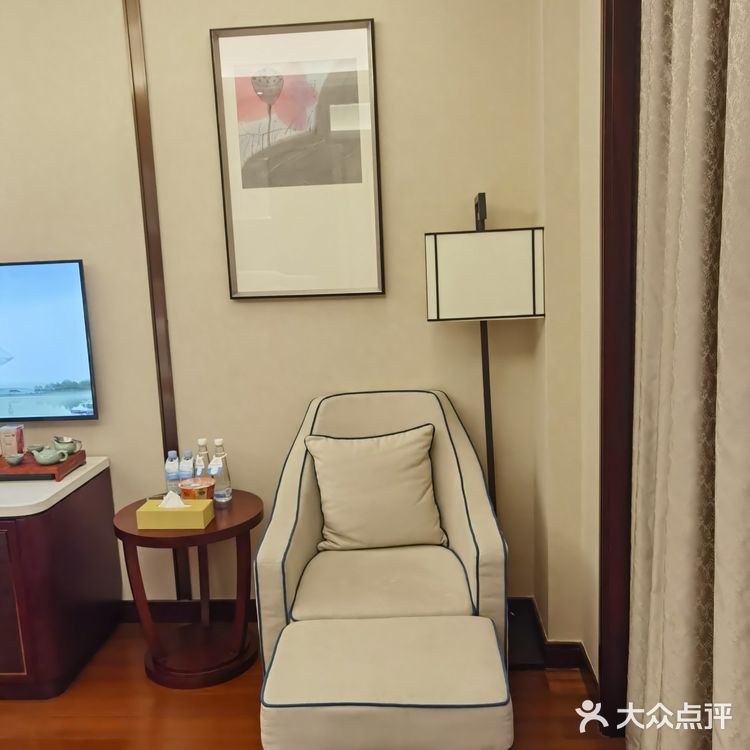 地下室有车位（住宿完领停车券）