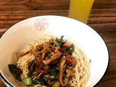 腊肠炒码干挑面-对面面馆