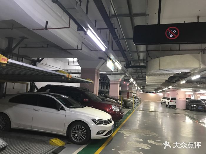 环球港停车场场地图片