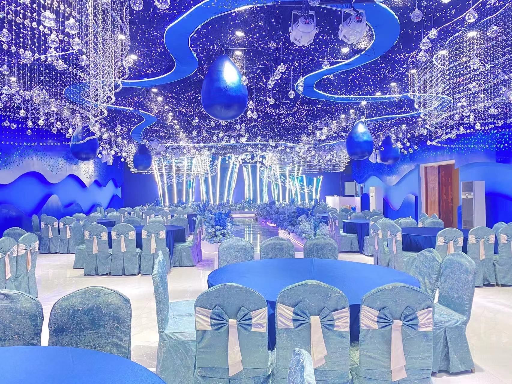 墙面采用蓝色壁纸配搭星星图案的装饰品,既浪漫又充满童趣,这种设计