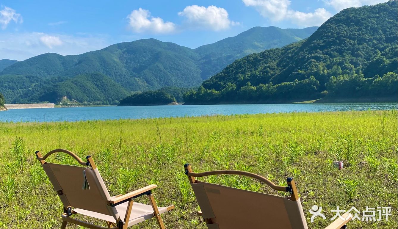 在山脚野营