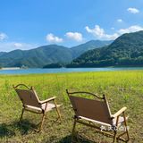 在山脚野营