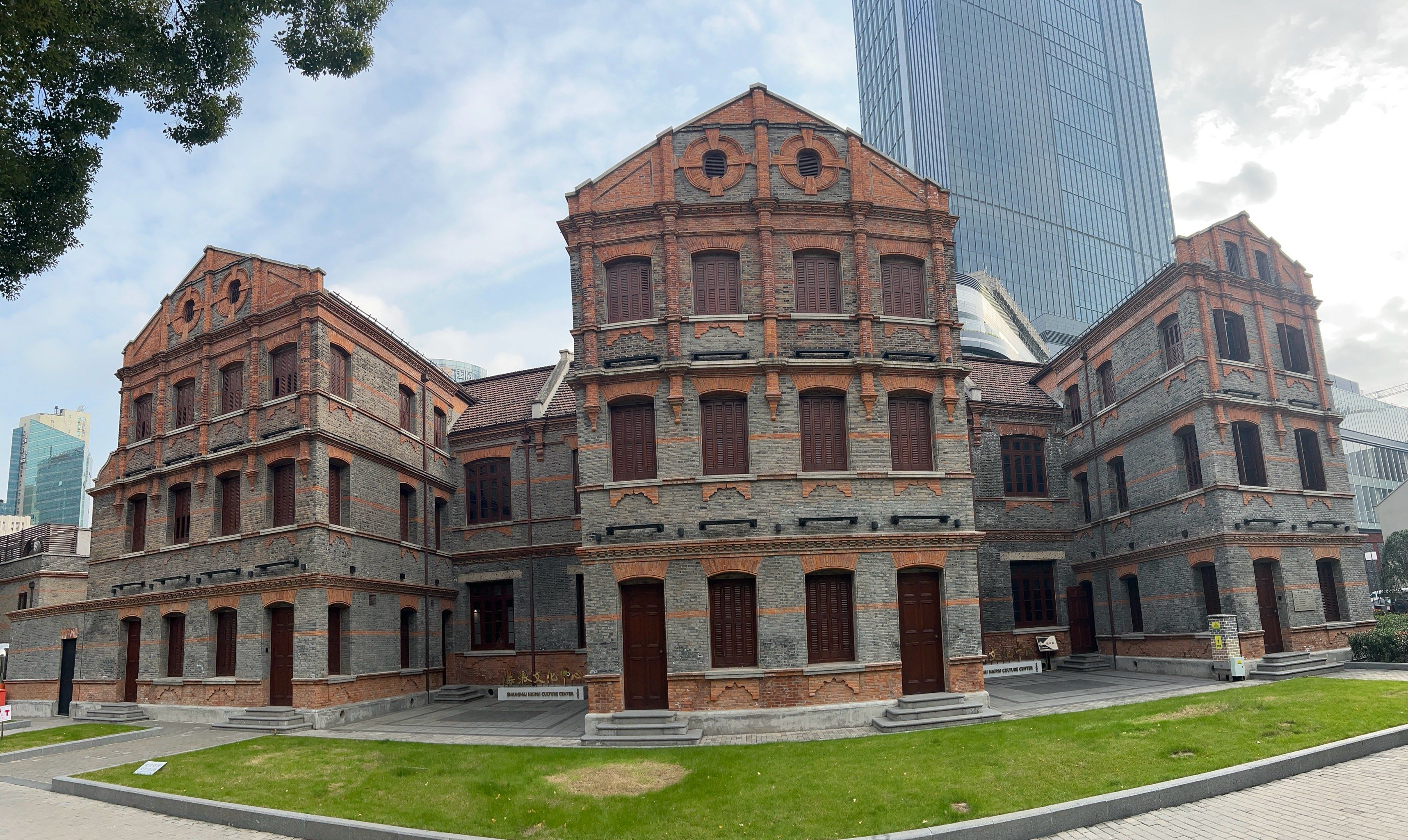 n海派文化中心,展出的是老上海文化传播相关历史,包含老建筑,老蛋影