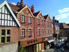 -钟书阁(松江泰晤士小镇店)