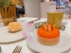 葡萄柚草莓萨伐仑松饼-潮一不贰·法式甜品·生日蛋糕·西式简餐(外滩店)