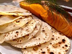 烟熏三文鱼配烤饺子皮和芥末籽酱-BOR Eatery(安福路店)