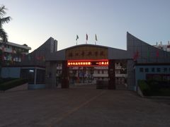 -海南大学南门小吃一条街