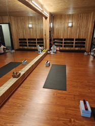 -威思丽高温瑜伽会馆