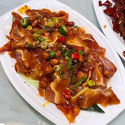 烤鱼,牛肉,耳片,干锅肥肠味道都不错.