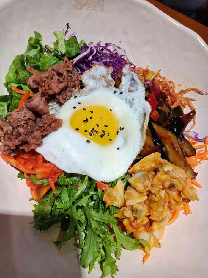 送柠檬水门口是长条吧台形的餐桌所以也很适合一个人来一喜日式拌饭