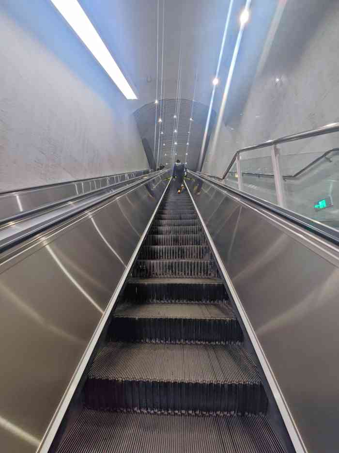 芳甸路(地铁站)-"今天来芳甸路地铁站口吃自助,顺便打卡一下.