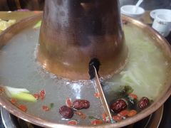 -果松木炭酸菜铜火锅·外婆参鸡汤