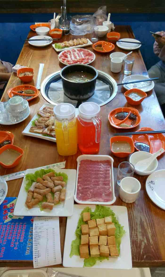 有涮的,烤的,火锅烤肉一体化了,同学聚会,生日派对,家人聚餐都可以去