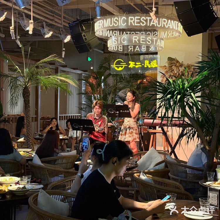 周末聚会首选！超惬意酒馆还能看球赛！