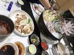 -红鼎豆捞·非遗鲍皇汤火锅(宝丰路店)