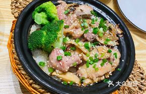 Chicken and Mushroom Sticky Rice with Red Dates