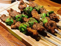 黑椒烧牛肉（带青椒那个，另外一个是羊肉串）-胖老汉(北京路店)