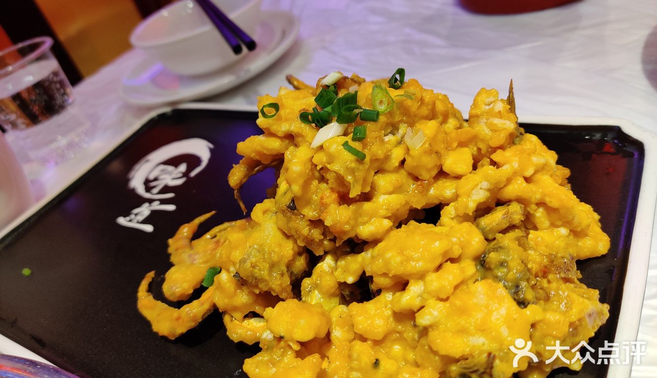 闺蜜小聚在五溪红小子吃虾，冷呼呼的天气来一盆热辣麻麻