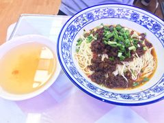 -渝之汇牛肉豌杂面