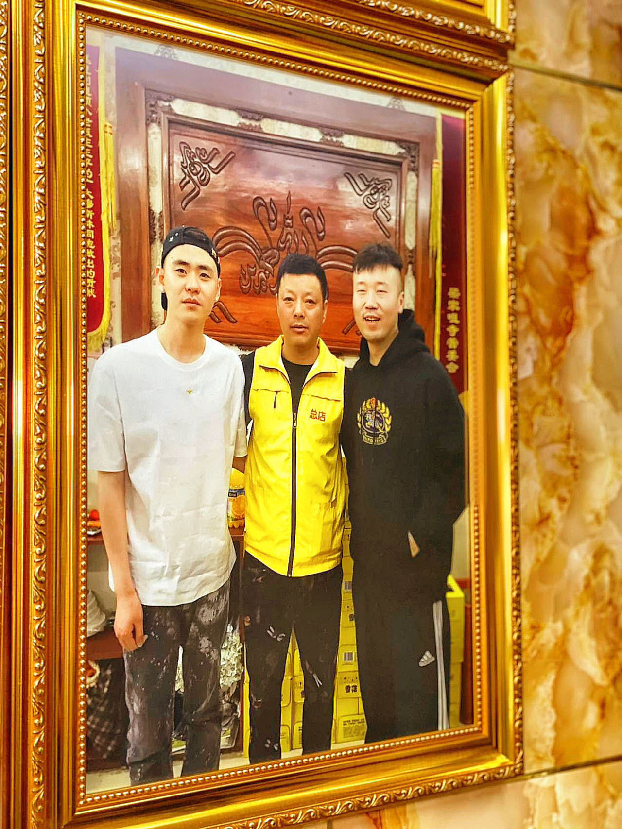 建议坐"红11" 
挨着二爷九郎