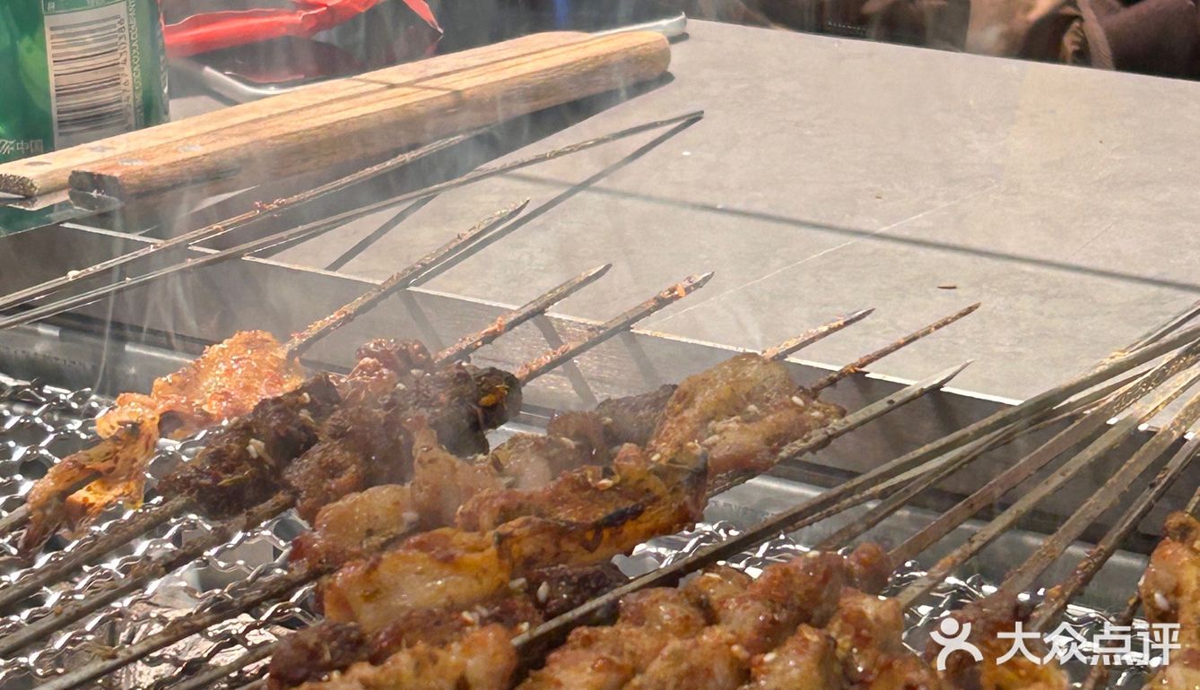 咩咩烤羊腿 | 记得早点来排队哦[糖果]