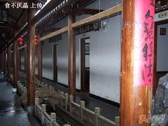 旁边一间间的都是包房-唔呶喔哩酒家(生产街店)