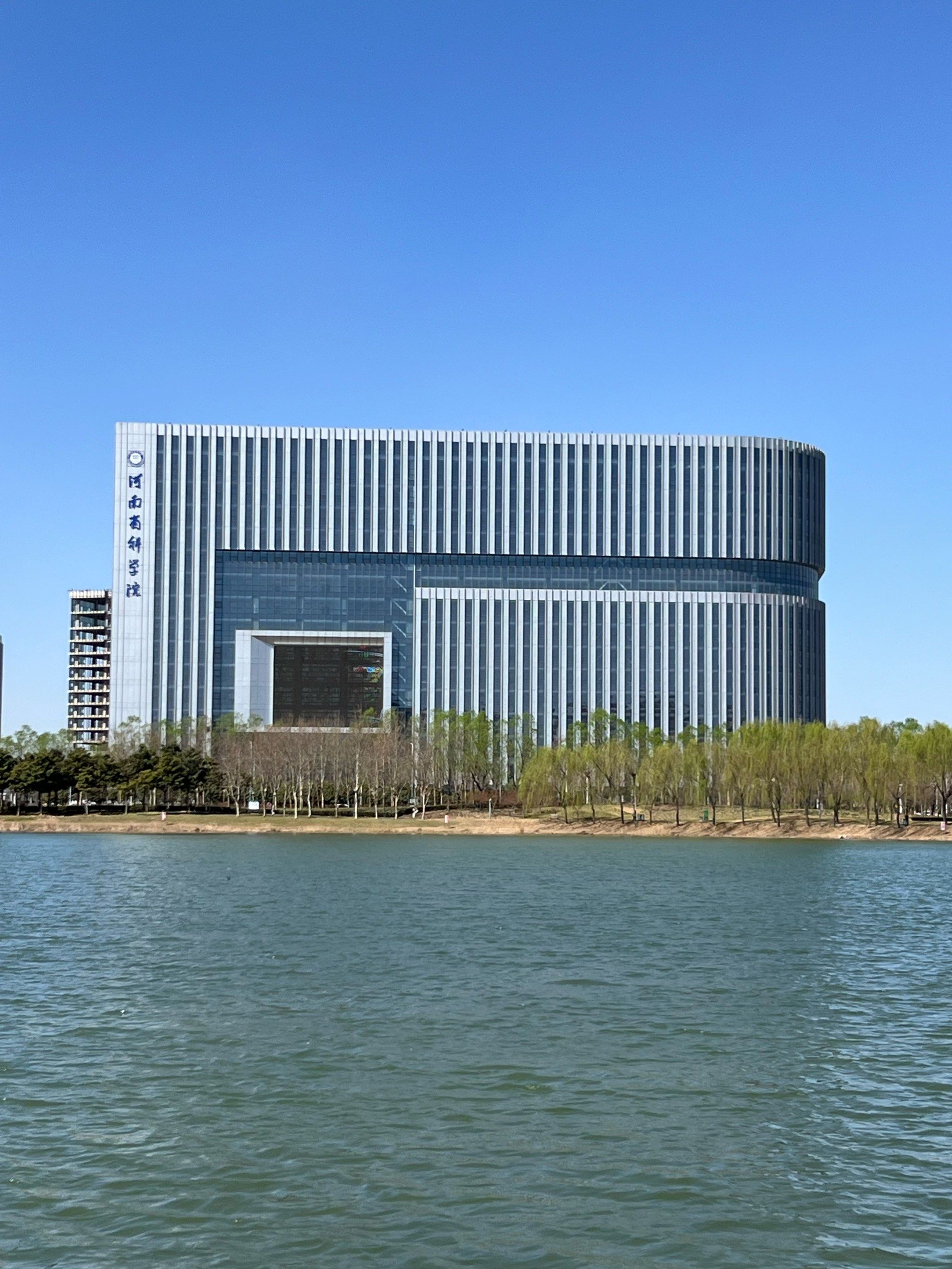 龙子湖,郑州最美的公司办公环境,一千亩湖景,一千亩树林,一千亩写字楼