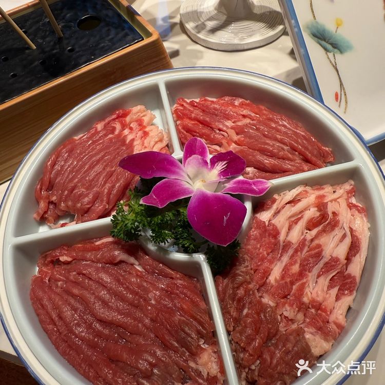 作为北京老字号铜锅涮肉品牌，他家主打传统老北京风味
