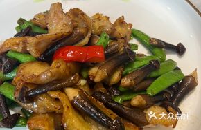 Black Chicken Mushroom Stir-fried Pork