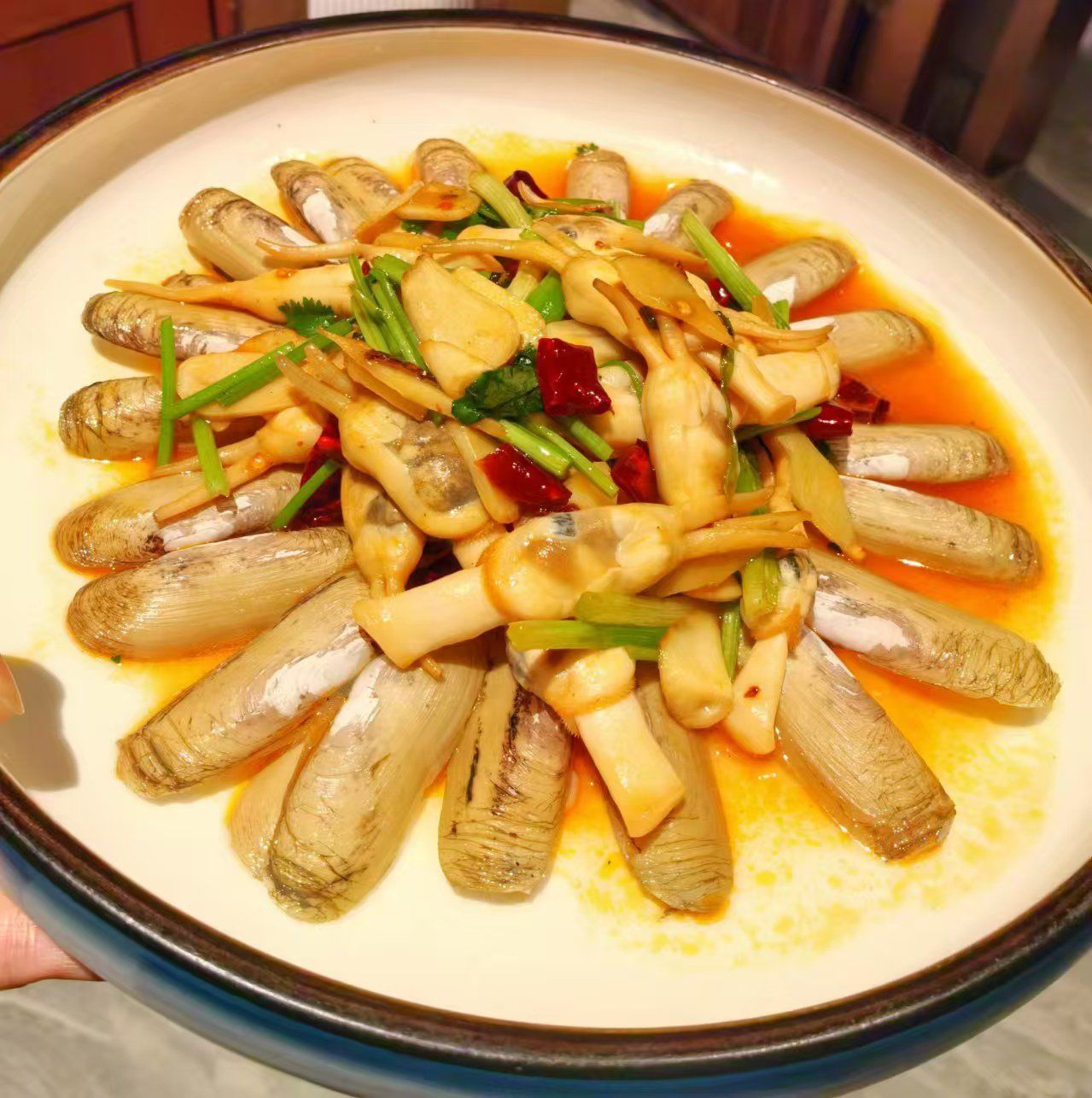 姜葱炒蛏子,妙不可言.蛏子活着时,鲜活水